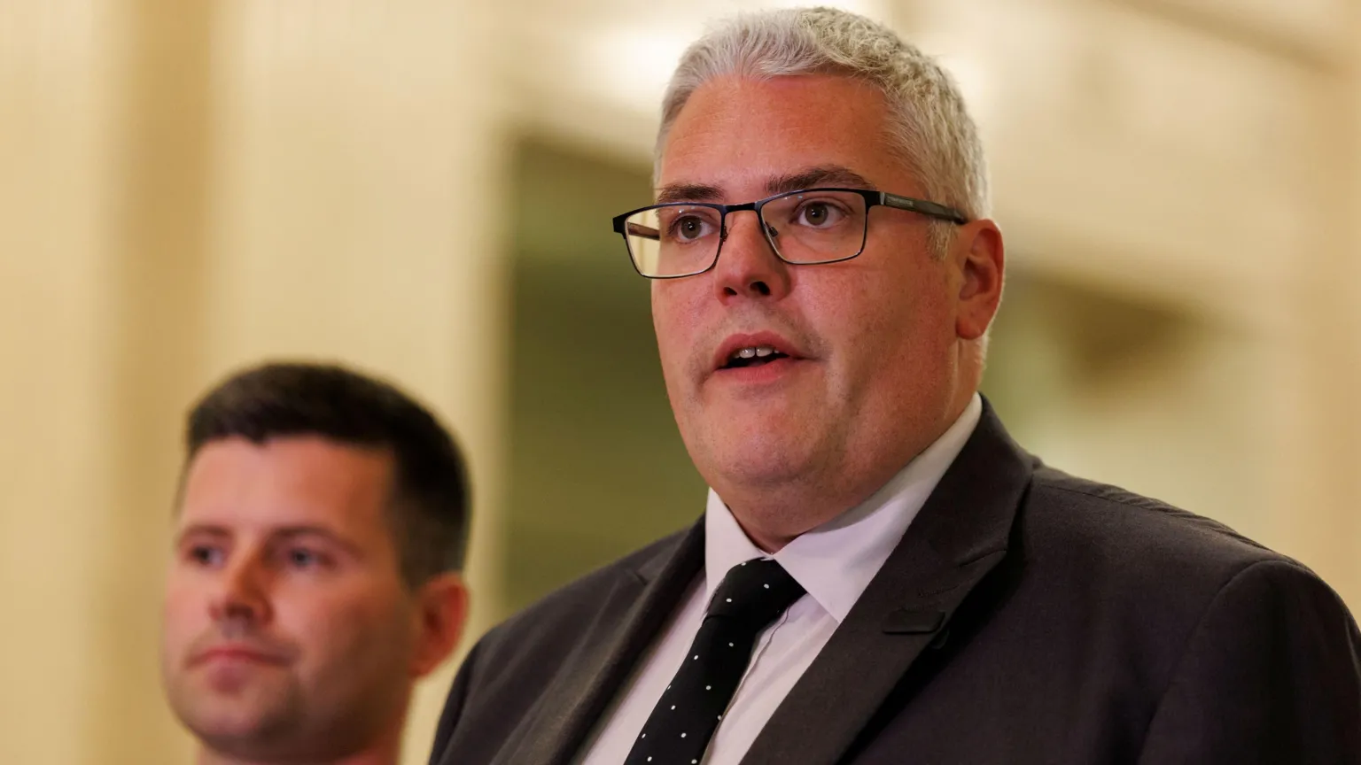 El estado de salud de la víctima del ataque con cuchillo en Belfast está «mejorando», según el líder del DUP.