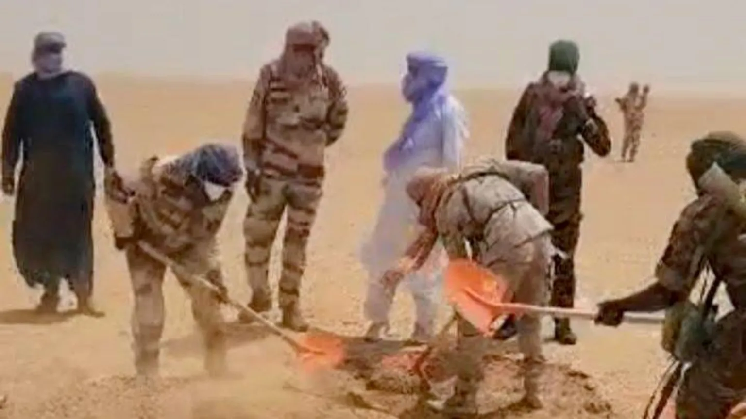 Casi 50 personas mueren de sed en el desierto del Sahara tras la avería de un camión.