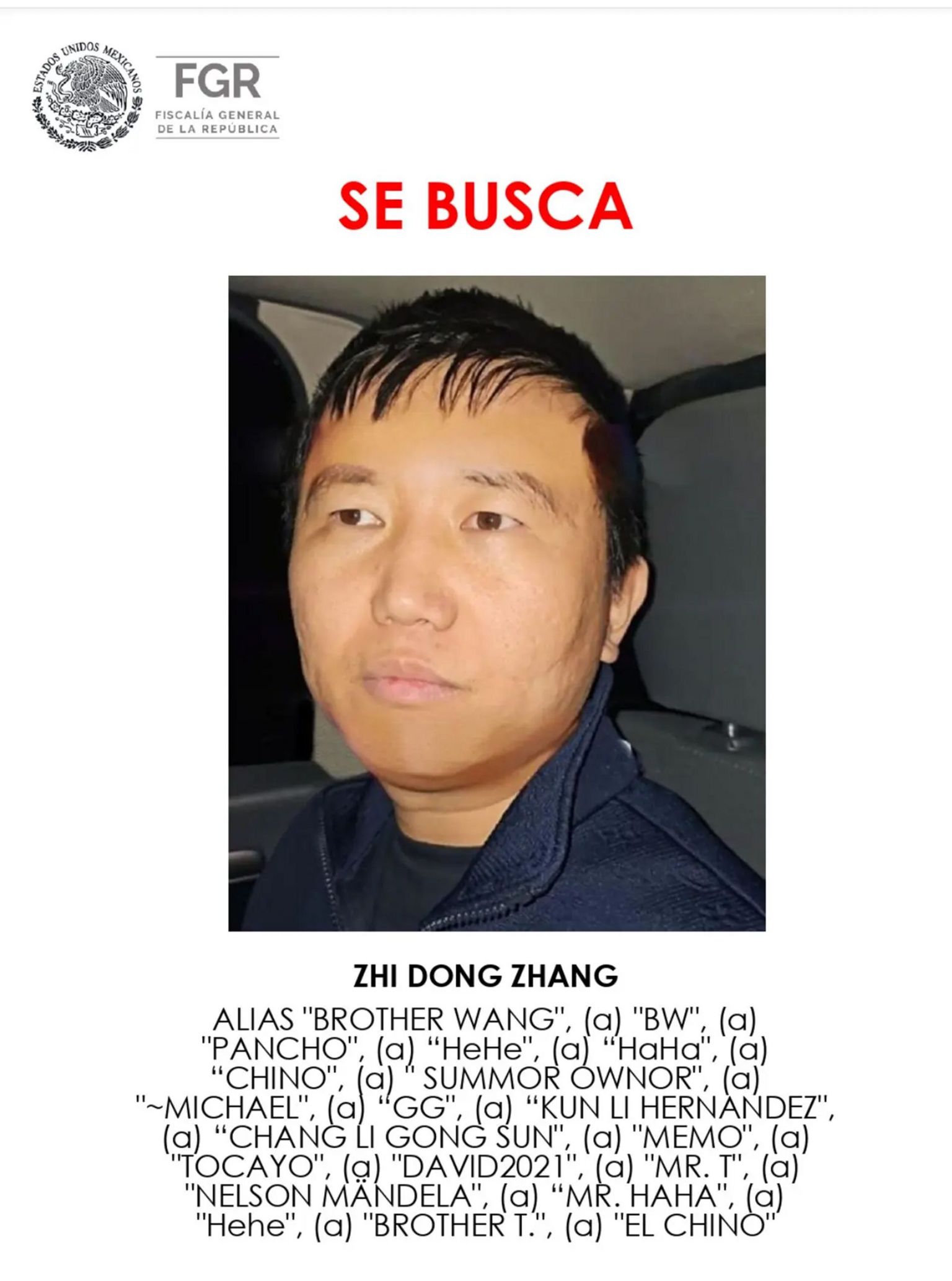 一张显示张智栋面容的通缉海报——他留着短深色头发。上方写有西班牙语“se busca”，意思是“通缉”。下方列有多个化名，包括 Pancho、China 及 Brother T。