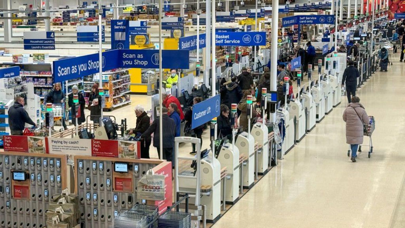 Tesco 購物車秤重試驗報導配圖｜來源：BBC News / Reddit