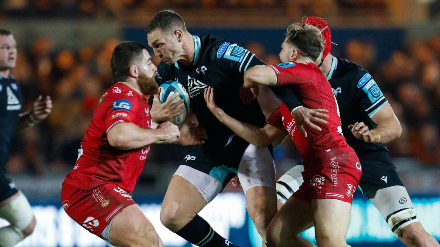 George North runs into Scarlets players
