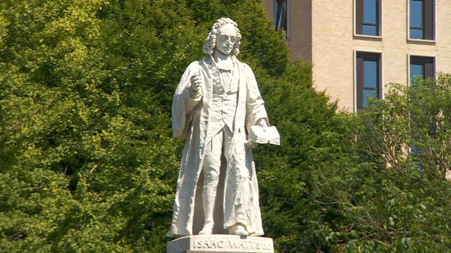 Southampton: Isaac Watts statue gets new fingers for birthday - BBC News