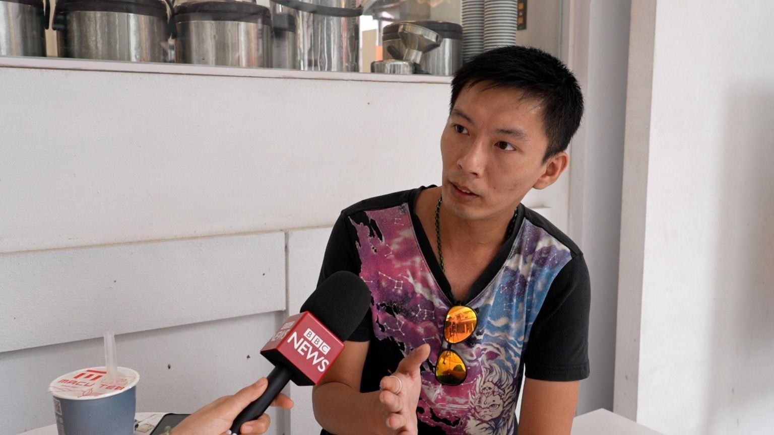 金门民众宋先生在金门闹街上接受BBC中文采访。