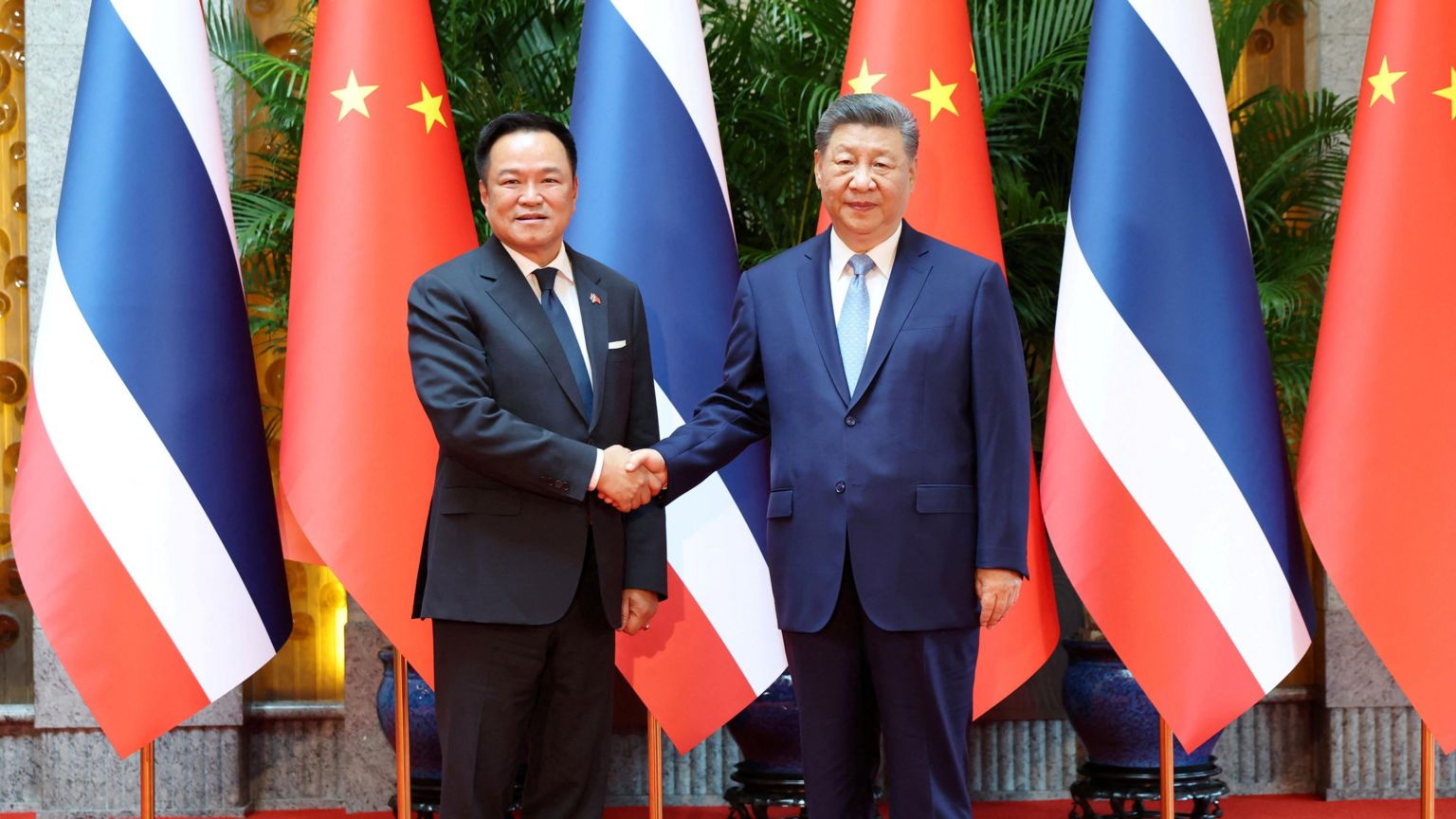 中国国家主席习近平(右)与泰国总理阿努廷(左)于2026年7月17日在上海出席世界人工智能大会(WAIC)期间会晤并握手