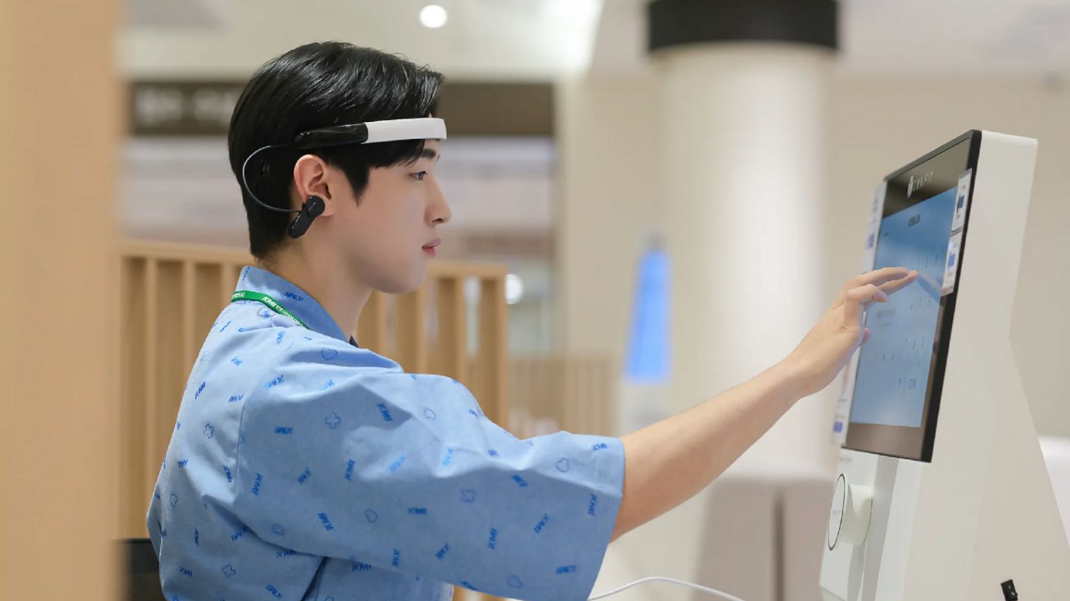 一名男士正用手指触碰电子显示萤幕。