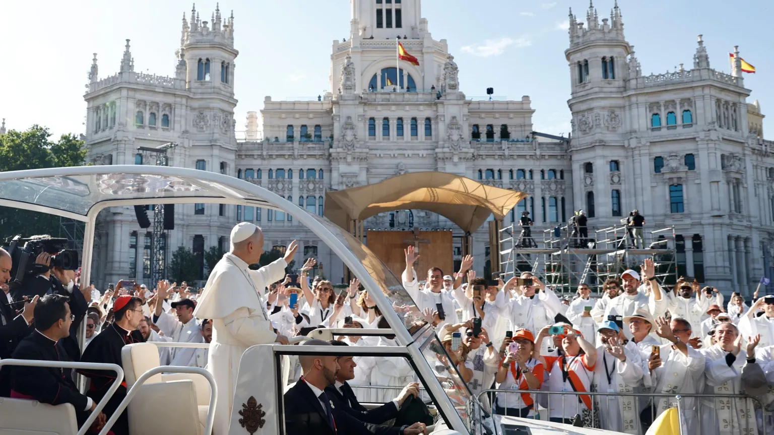 Madrid küçələri Papanın açıq hava ayini üçün dolub-daşdı