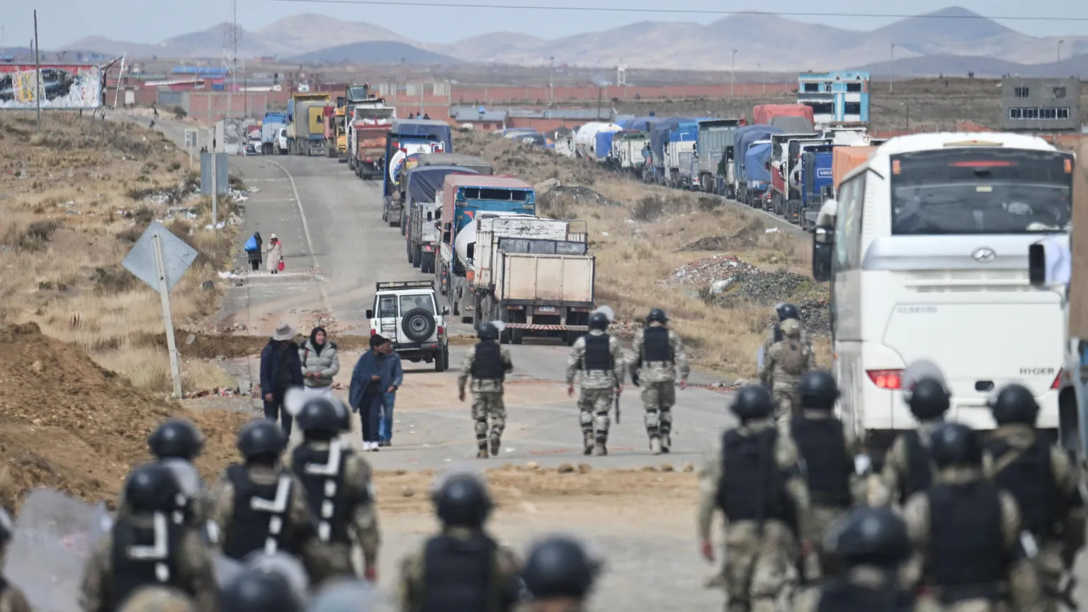 Boliviya naziri maşın karvanı yol kəsənləri təmizləyərkən hücuma məruz qaldı