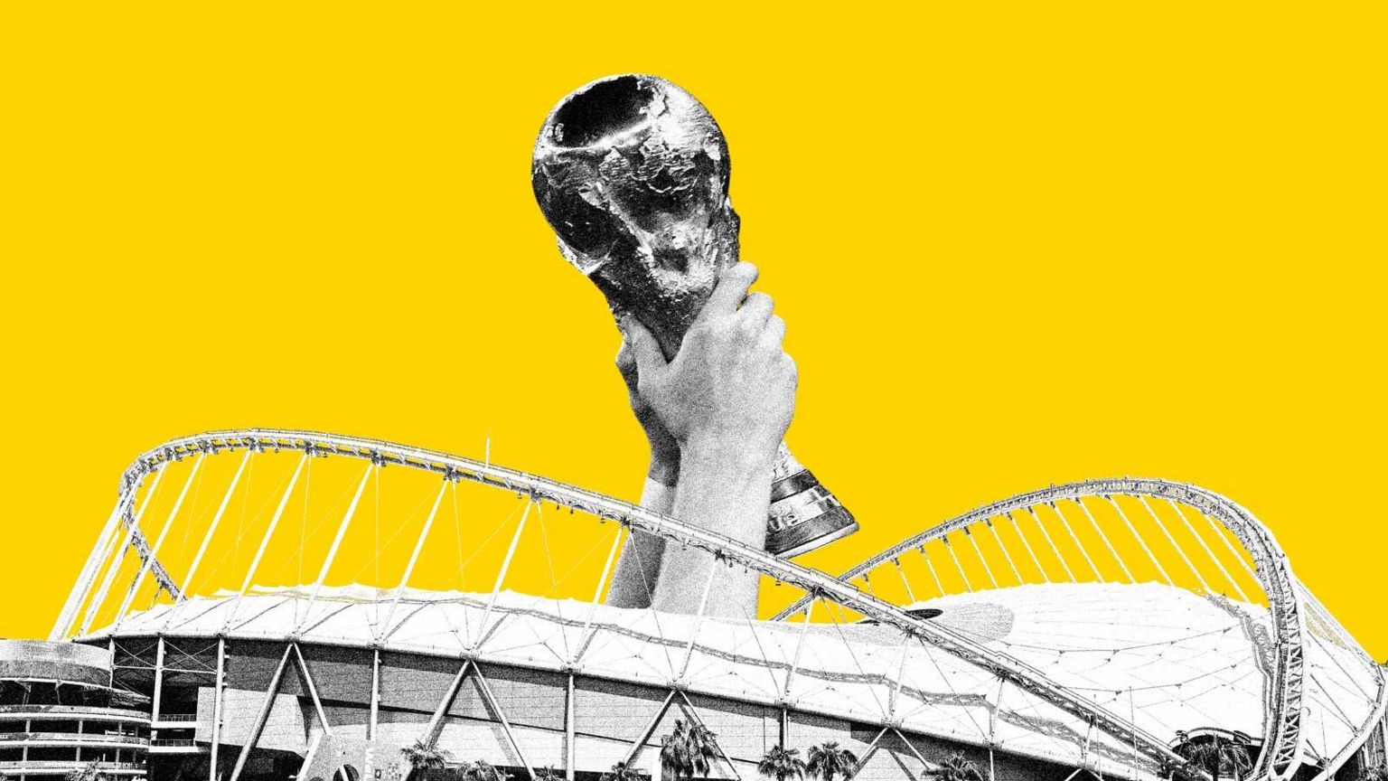 Кубок мира держится над стадионом на этом составном изображении на фоне ярко-желтого цвета
