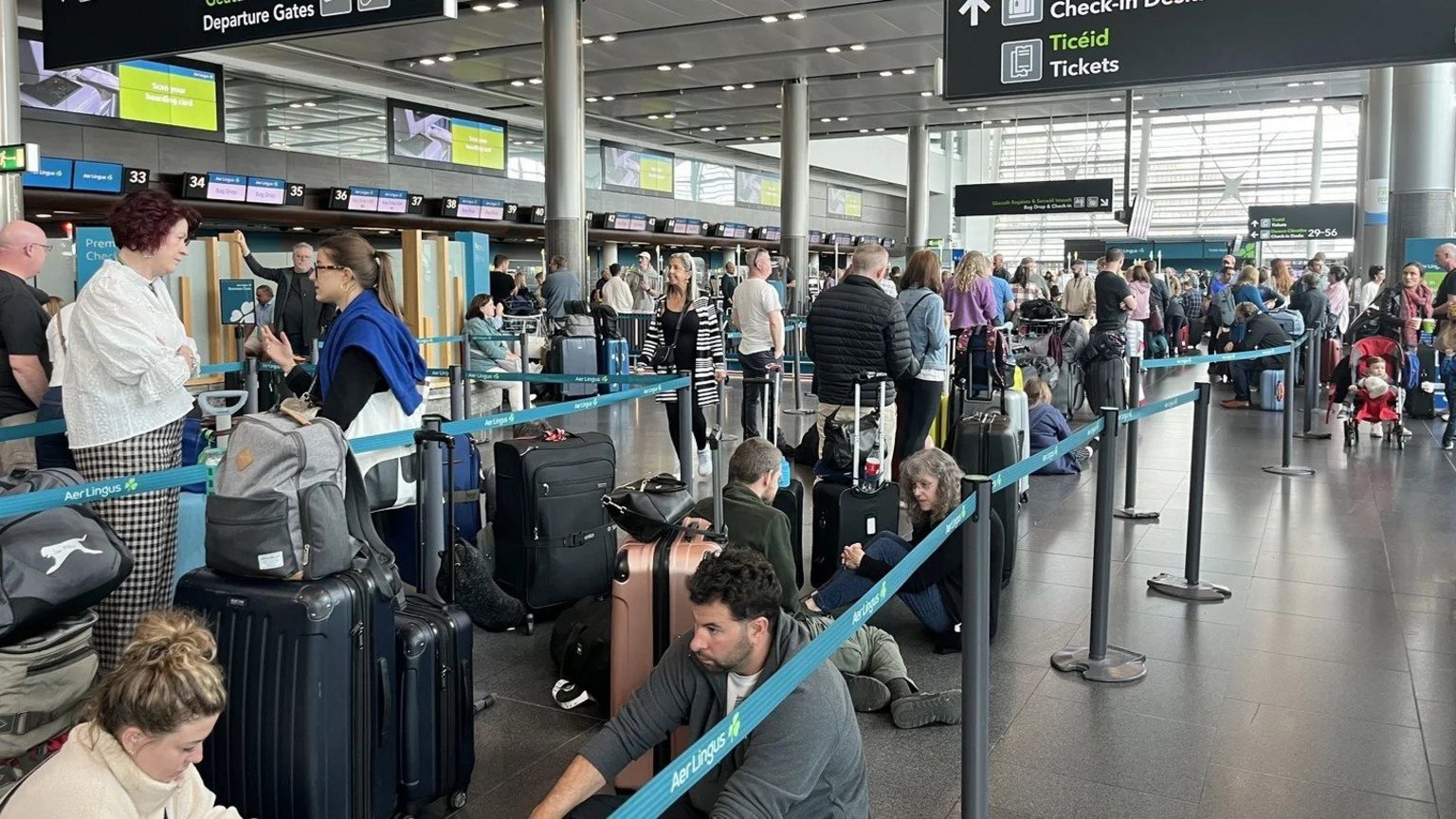 Люди в очереди в аэропорту Дублина