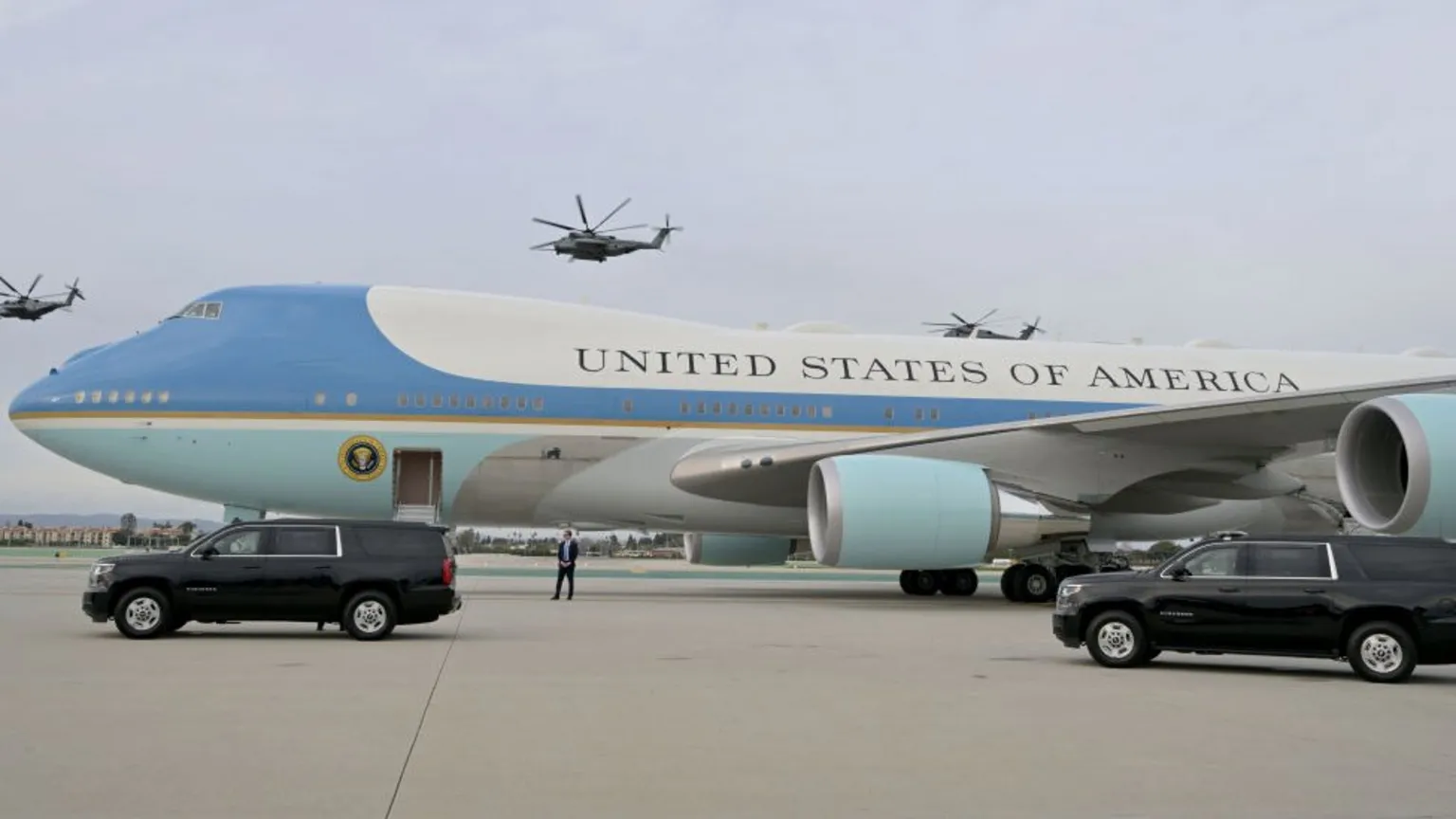 ‘Hands off Biden’s pillowcases,’ journalists stealing from Air Force One told (bbc.com)