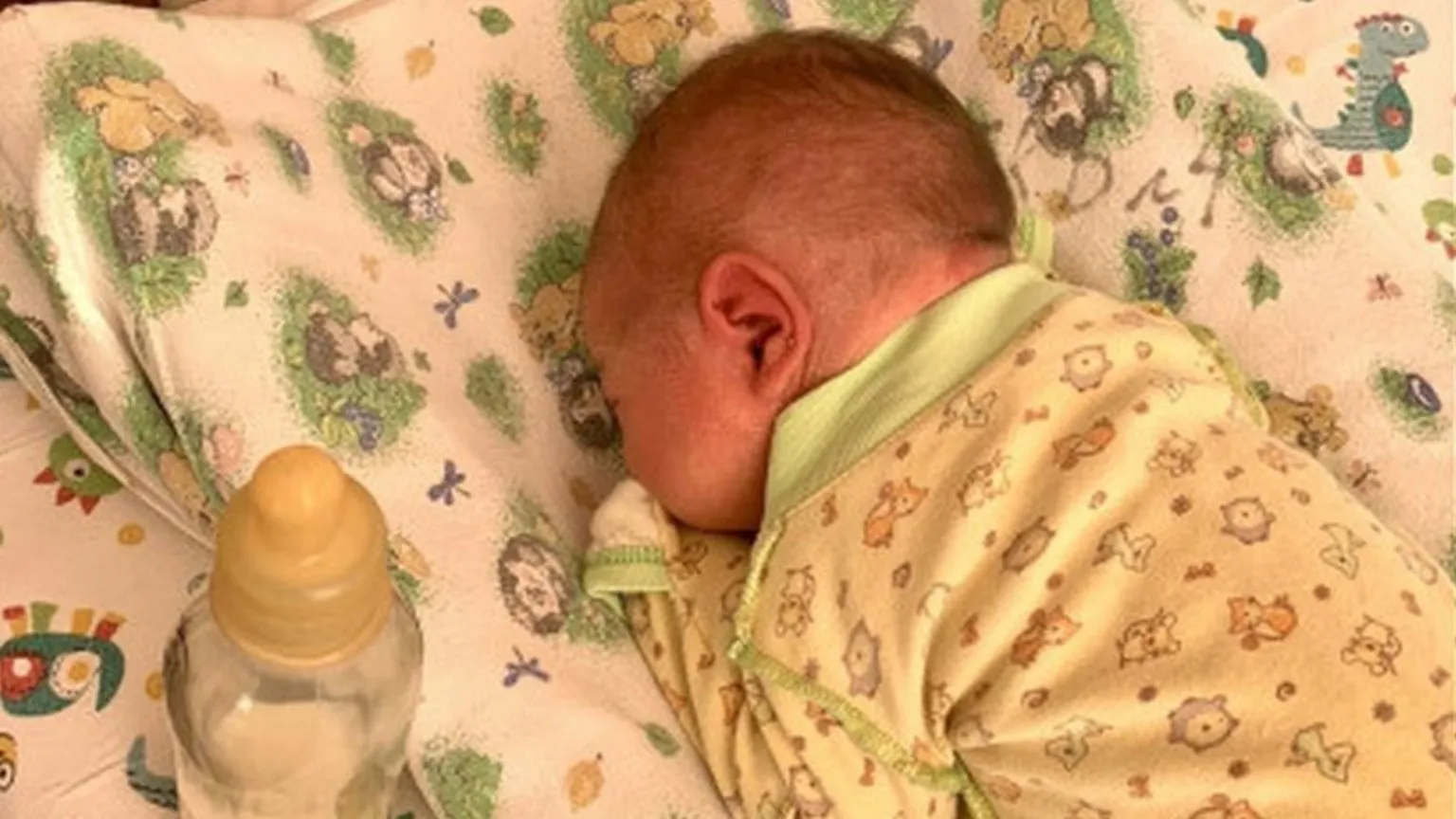 Новорожденные которых бросили. Новорожденные которых бросили. Новорожденные которых бросили. Свеча брошенный младенец. Груднички в детских домах.