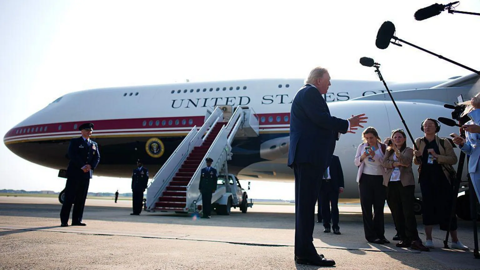 Trampın yeni Air Force One təyyarəsi ilə bağlı jurnalistlər ifadə verməyə çağırıldı