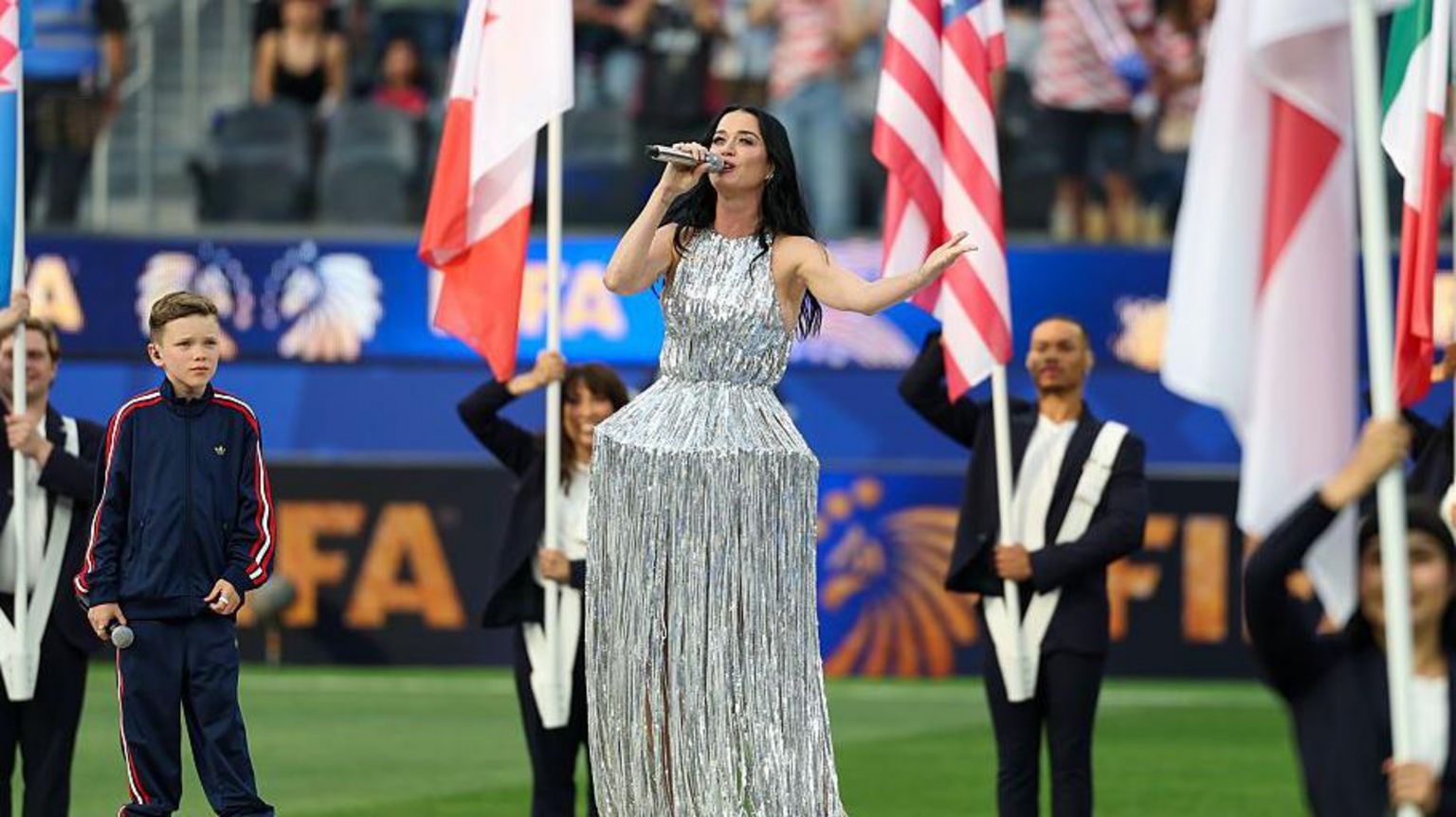 2026年6月12日，凯蒂・佩芮（Katy Perry）与10岁的挪威歌手提乌斯・卢卡（Tius Luka）在美国加州洛杉矶体育场举行的2026年世界杯D组美国对巴拉圭赛前开幕典礼中，共同现场演唱奇《奇迹》（Wonder）。