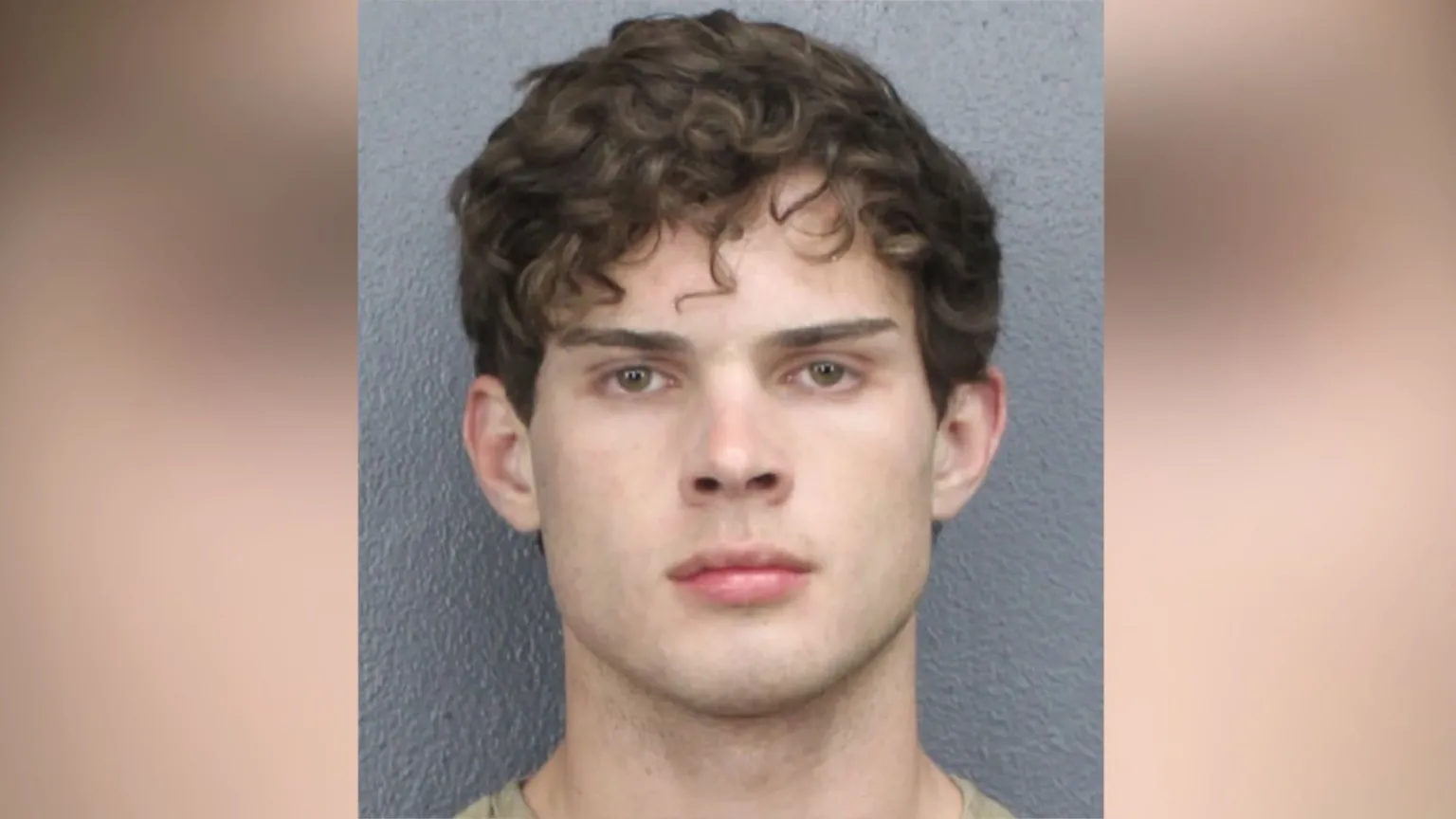 La influencer Clavicular, conocida por su estilo de imagen, fue arrestada en Florida por cargos de agresión.