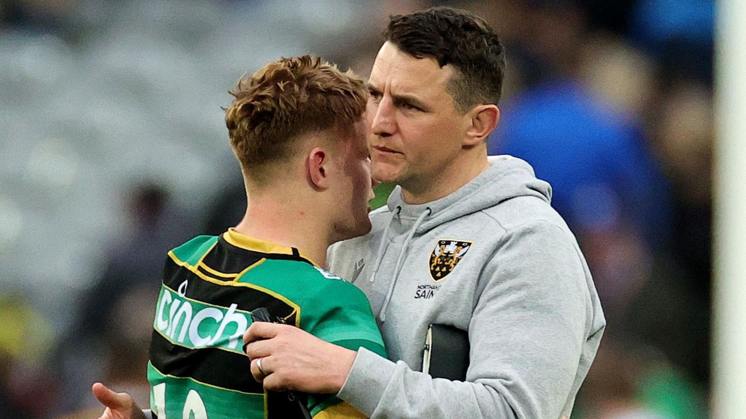 Fin Smith embraces Phil Dowson