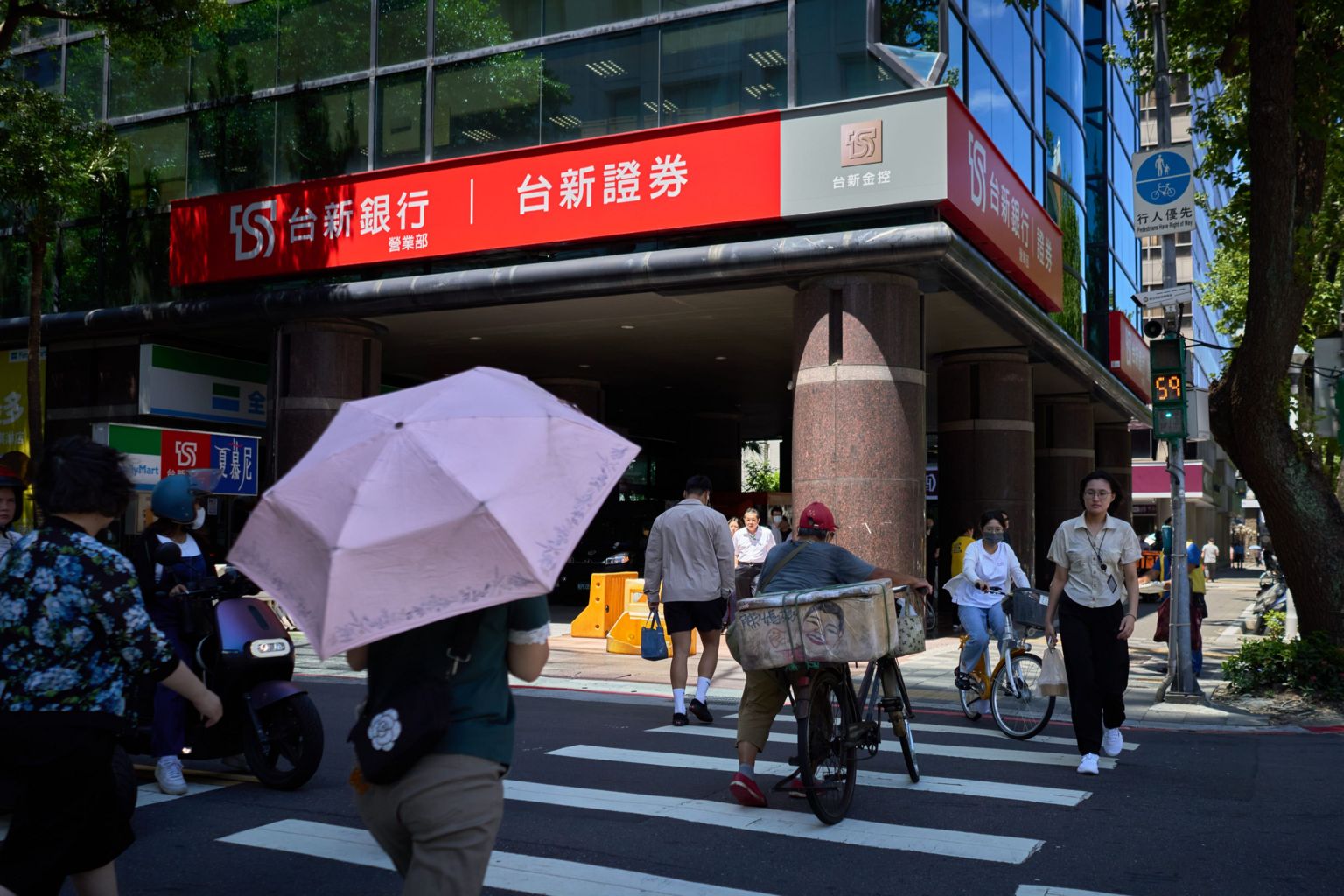 台股大盘于六月一度站上46,000点,市值跃居全球第五。