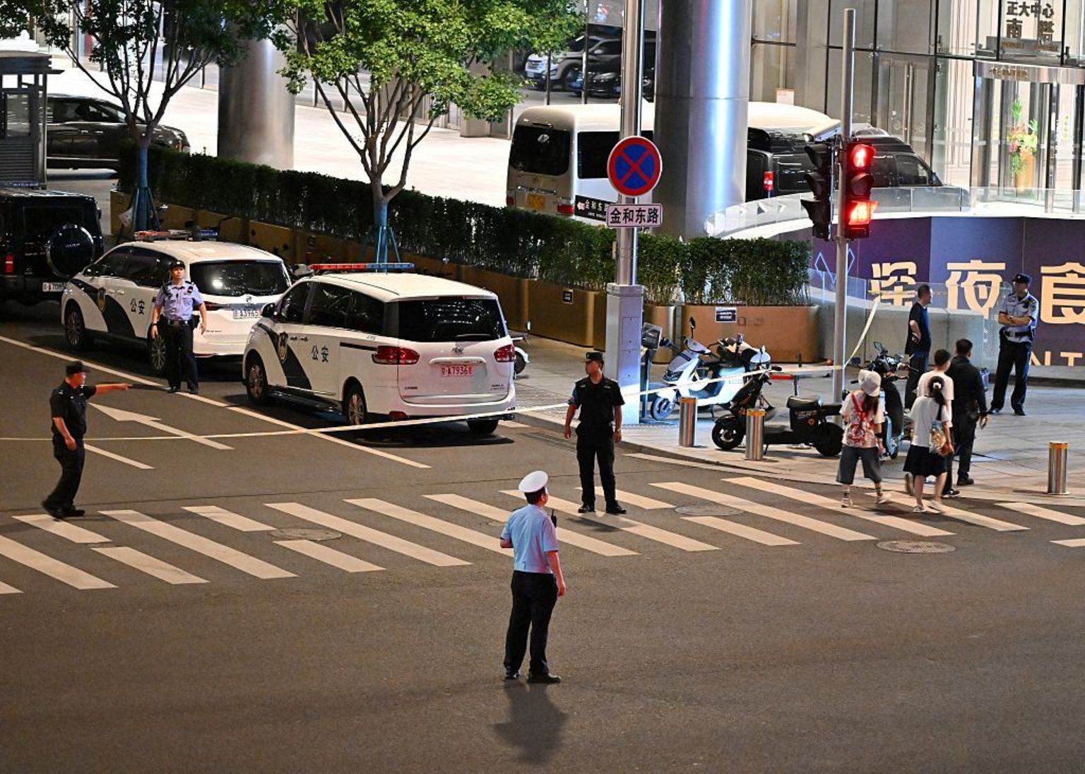 警察封锁了附近的道路。