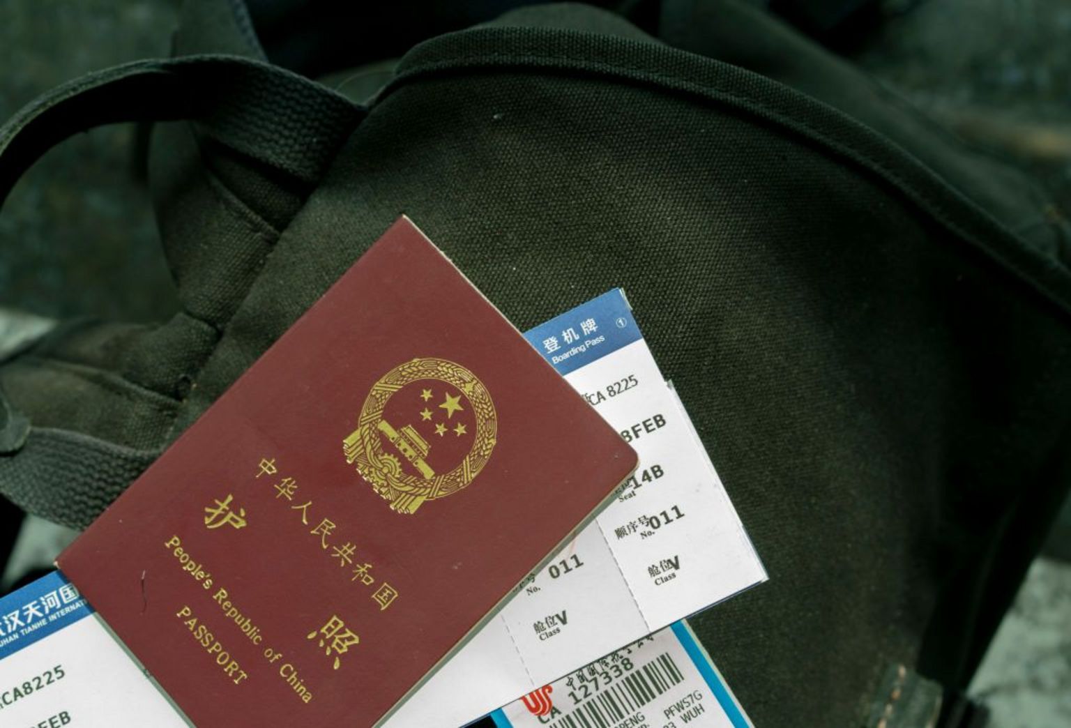 一本中国护照里夹着两张登机牌