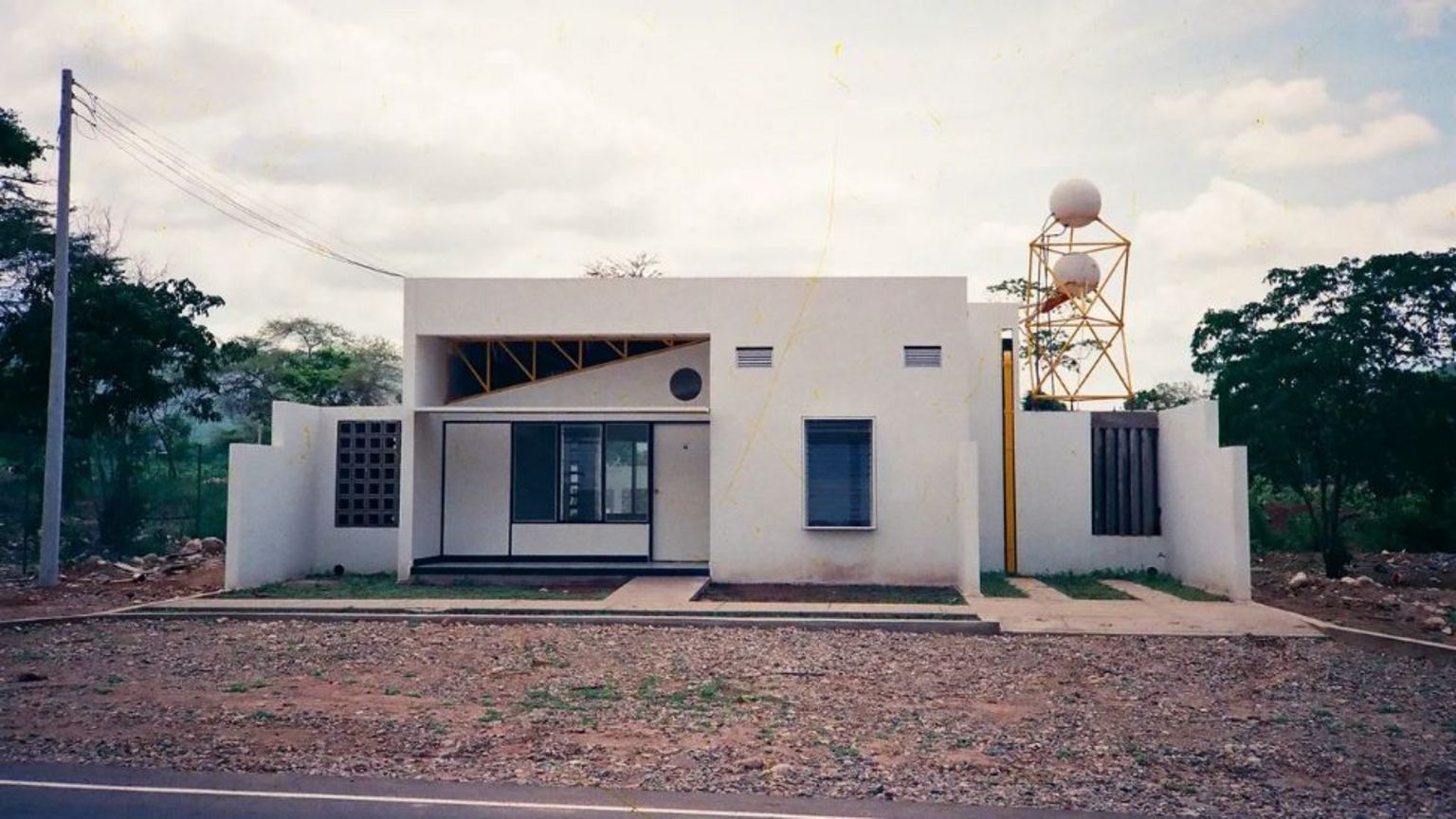 由加维奥塔斯社区设计建造的节能型太阳能住宅，在哥伦比亚瓜希拉地区复制。