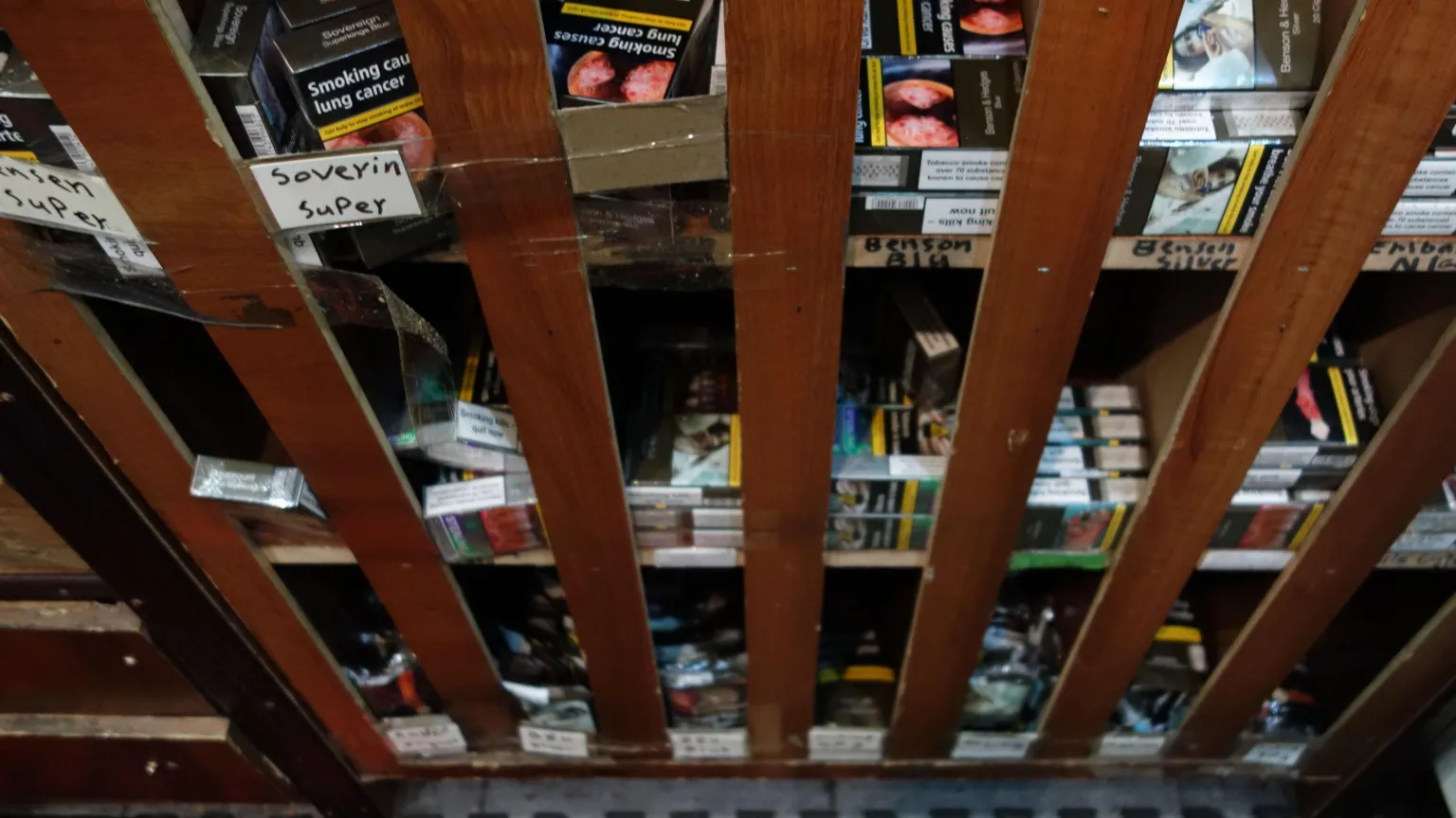 Miles de cigarrillos ilícitos incautados en redadas