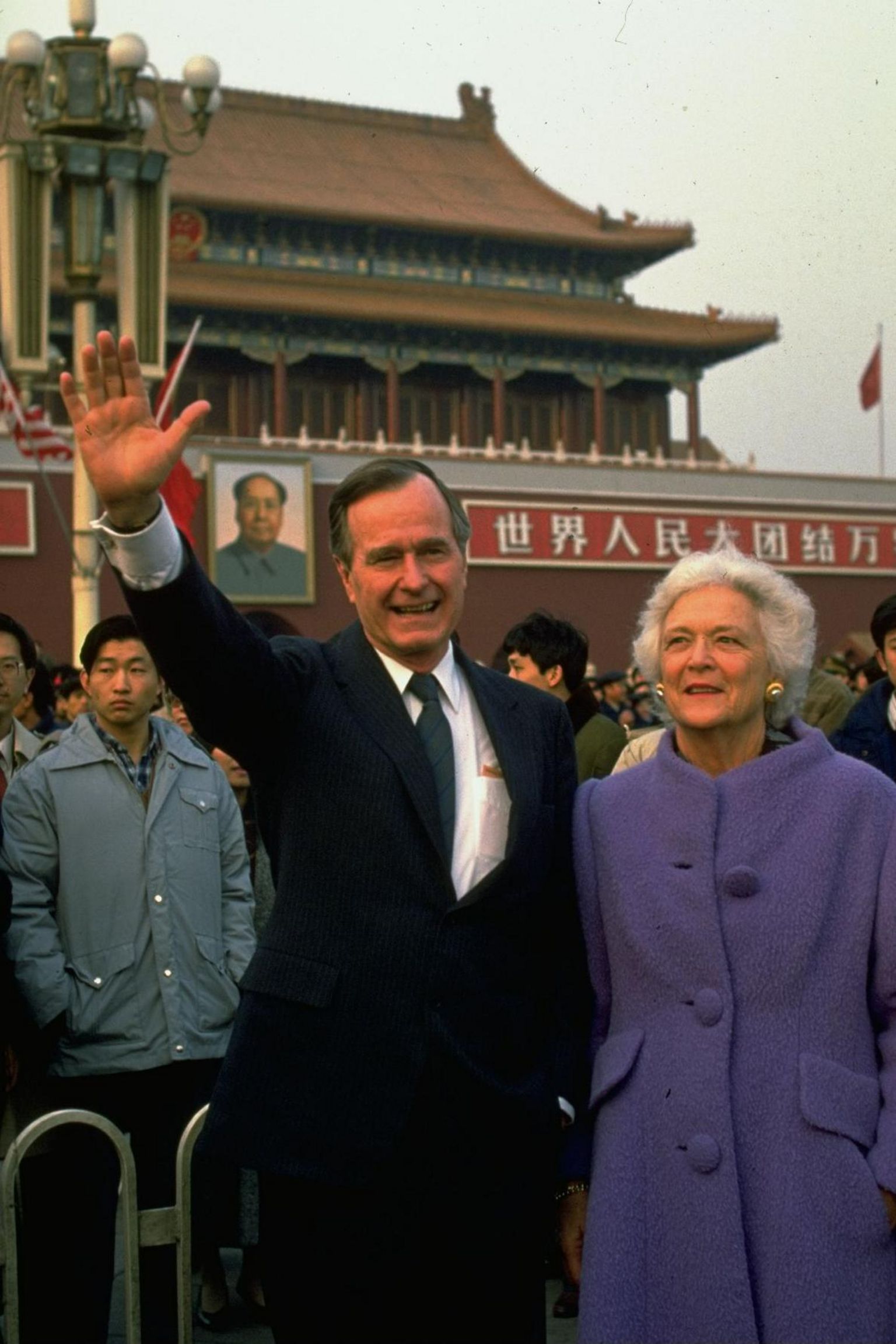 老布什(左)与夫人芭芭拉(右)重返北京天安门广场,向群众挥手(25/2/1989)