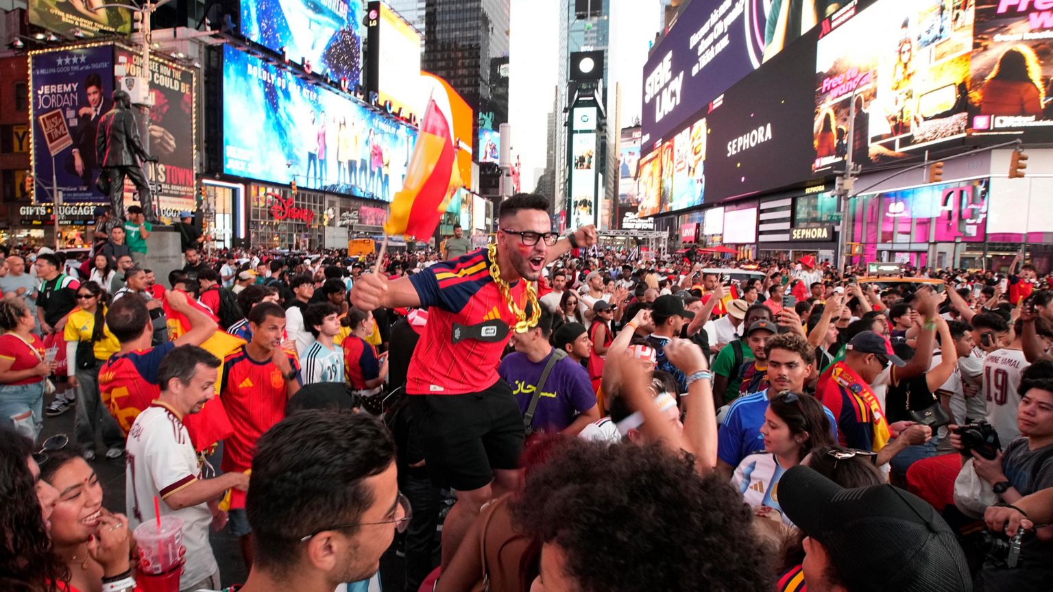 纽约时代广场（时报广场），西班牙球迷在该国夺得FIFA世界杯后欢呼庆祝（19/7/2026）