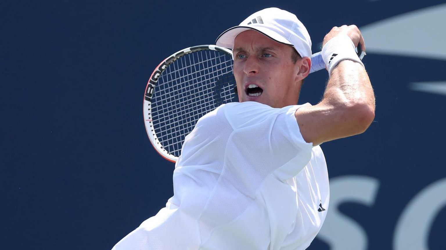 Jan Choinski hits a return during his 2024 US Open match against Roberto Carballes Baena