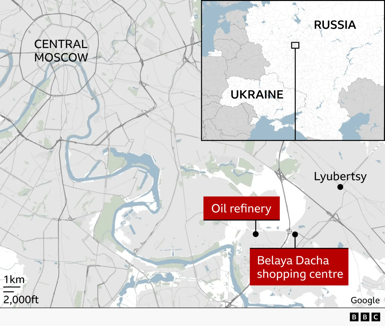 Map of Moscow highlighting two locations of reported Ukrainian strikes in the southeast of the city. Two targets are marked in red: an oil refinery and the Belaya Dacha shopping centre, both near the city of Lyubertsy. Central Moscow is shown to the northwest with ring roads and the Moskva River visible. An inset map shows Russia and Ukraine, indicating Moscow’s location.