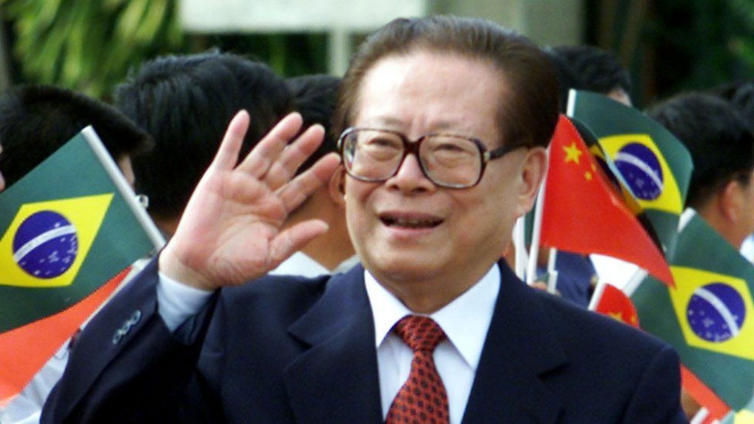 中国国家主席江泽民在巴西巴西利亚空军基地向迎接华侨挥手(11/4/2001)
