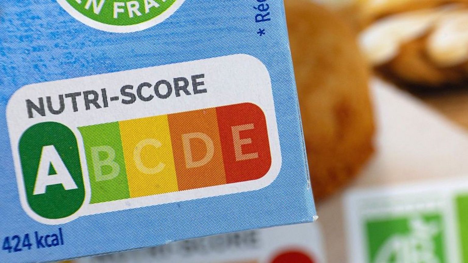 部分食品包装上的 Nutri-Score 色彩分级标示。评级由 A 至 E 不等，颜色则由绿色逐步过渡至红色。