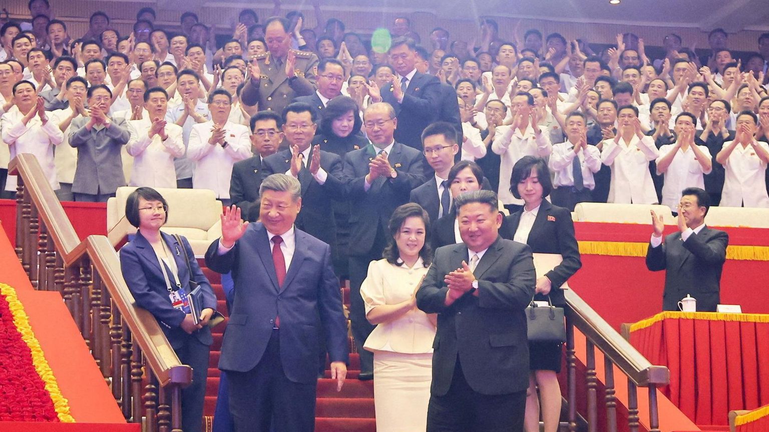 中国国家主席习近平与朝鲜领导人金正恩于平壤室内体育馆出席一场演出。