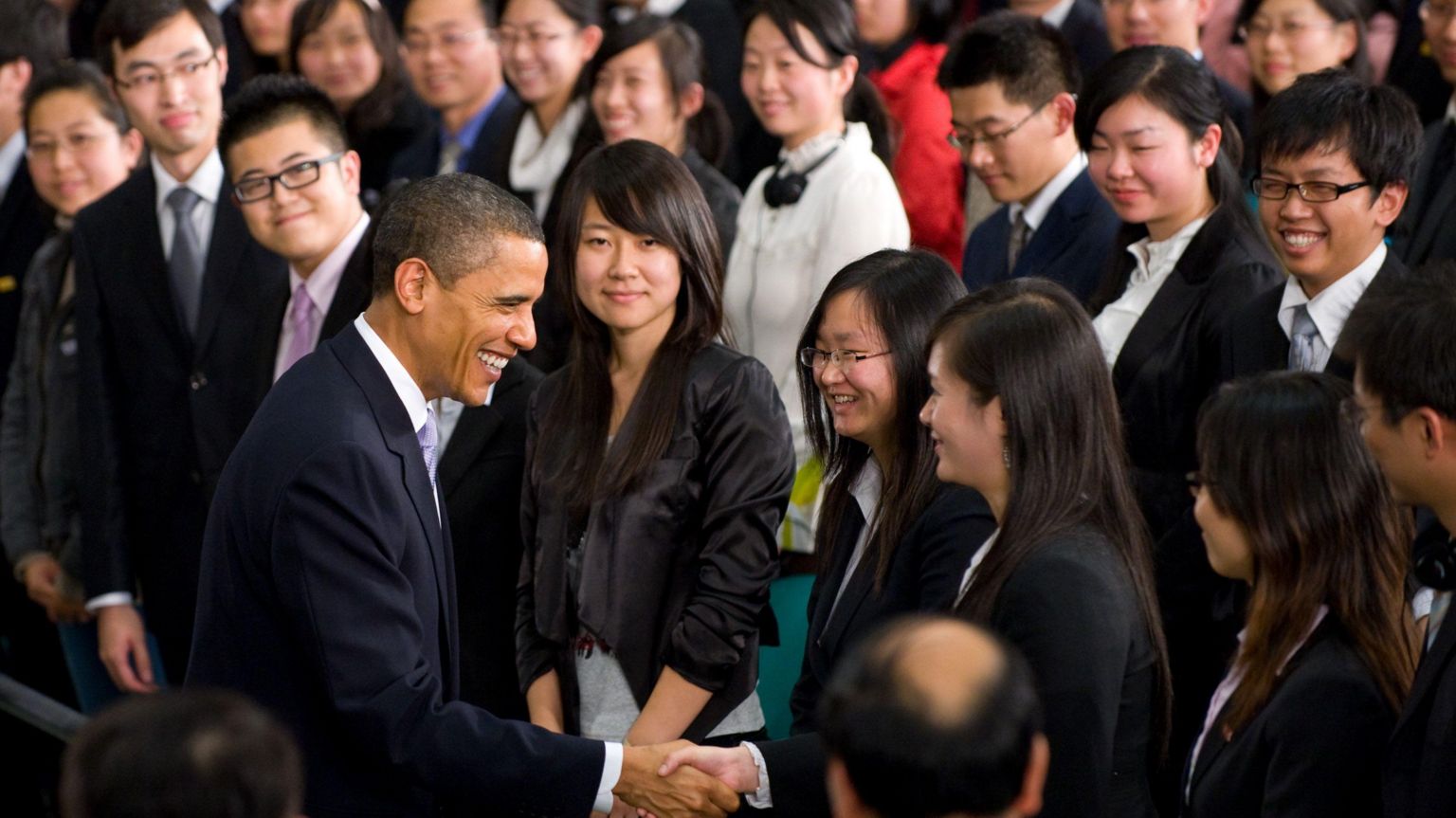奥巴马在上海科技馆与中国青年代表握手(16/11/2009)