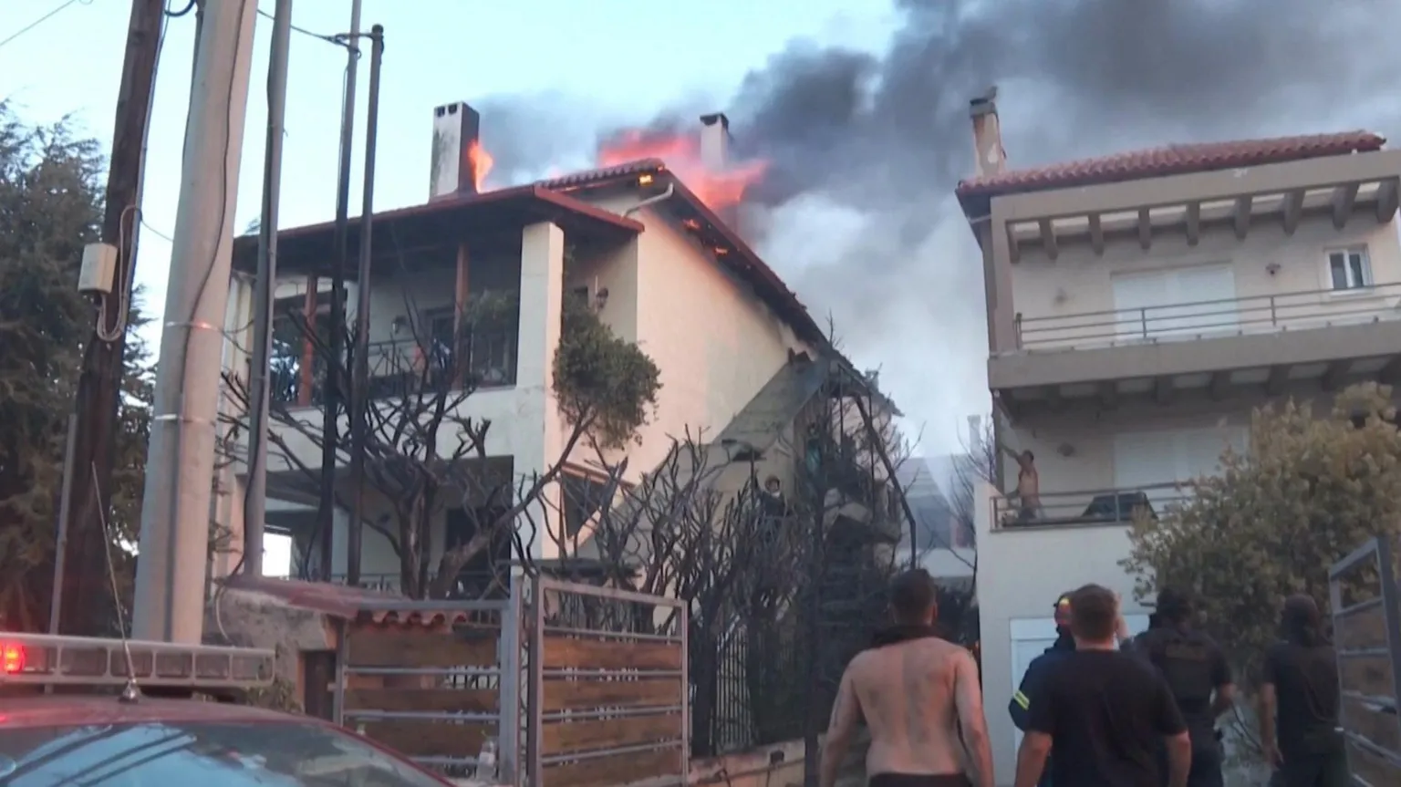 Firefighters battle to contain Greek wildfires