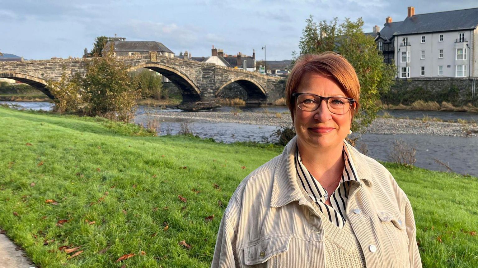 Galw am ddatrysiad i ddiogelu pont enwog Llanrwst - BBC Cymru Fyw