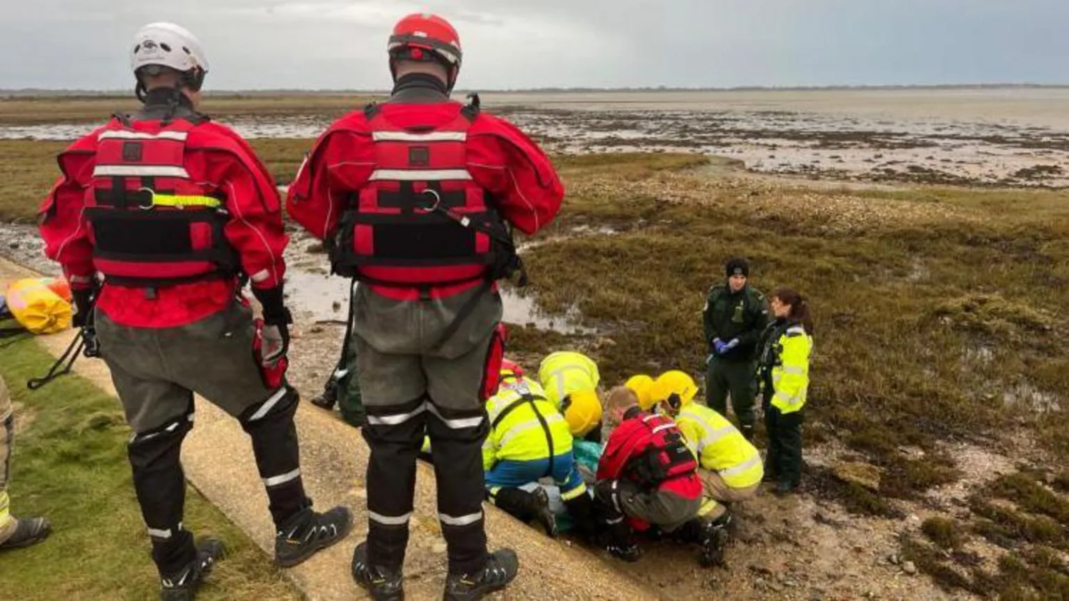 Rescatan a un hombre tras caer en un pantano