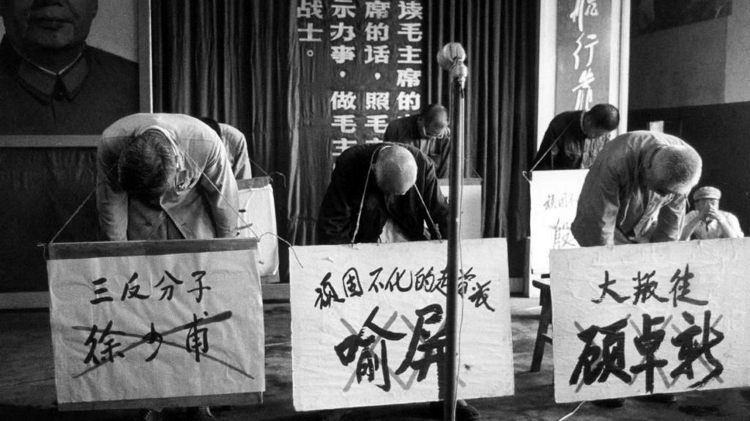 红卫兵对“黑五类”抄家批斗,手法残忍;被批斗的人被戴上高帽、颈挂写上罪证的大字牌罚跪。