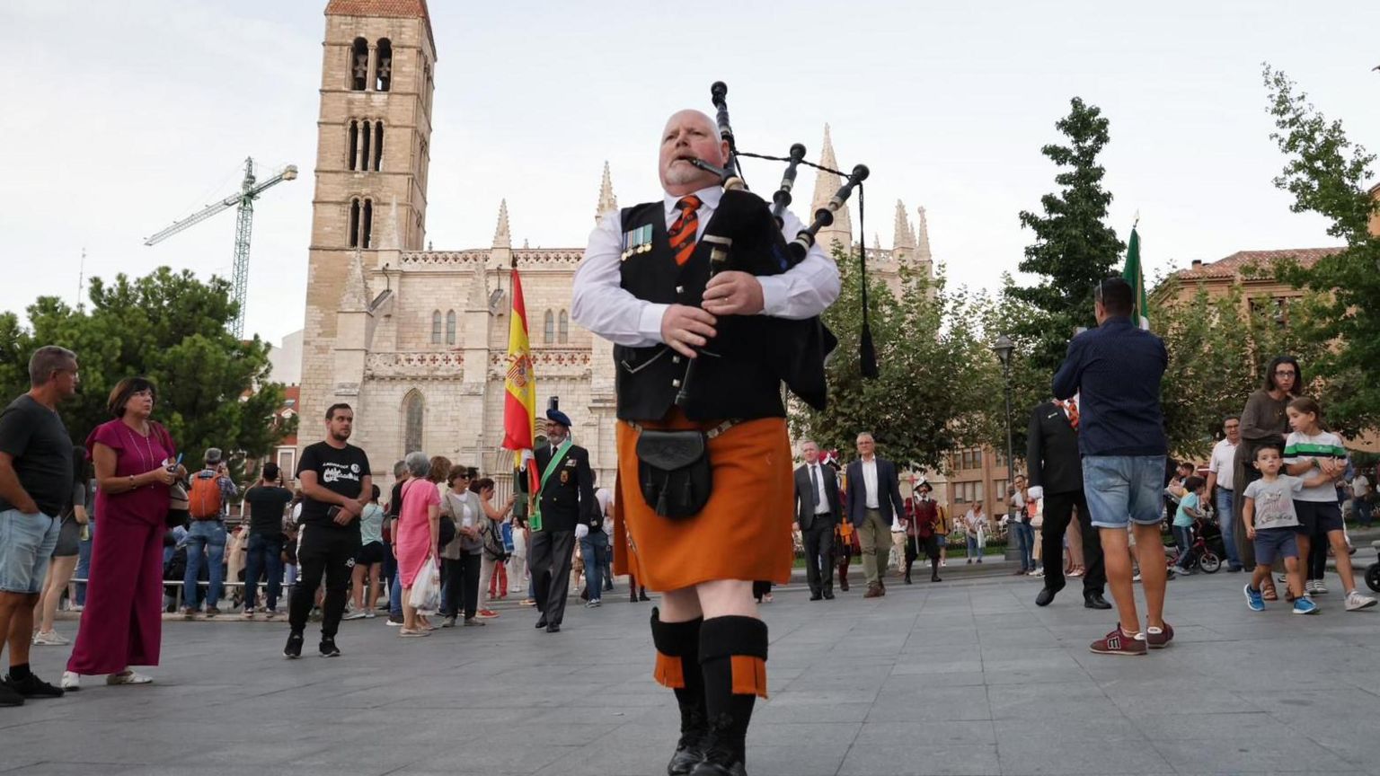 A piper joined the cortege to pay tribute to Red Hugh