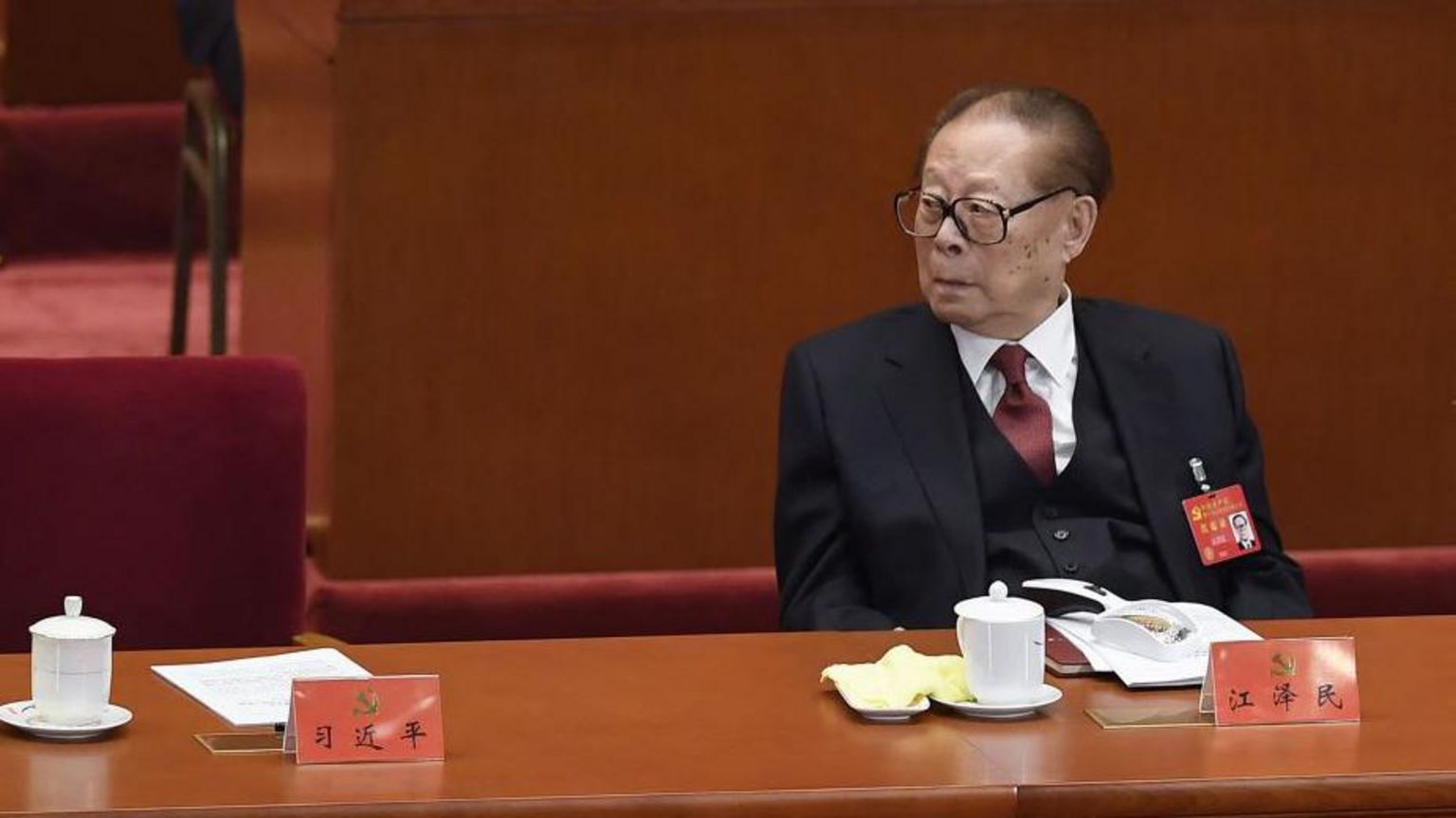 2017 年，江泽民出席中共十九大开幕式，旁边是习近平的空座