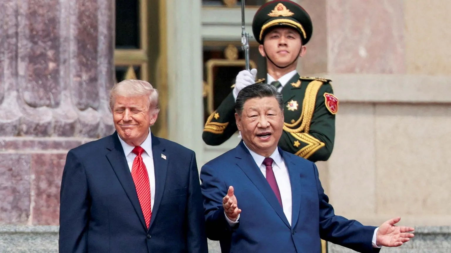 Halagos y fanfarria en la bienvenida a Trump a China, pero persisten cuestiones espinosas.