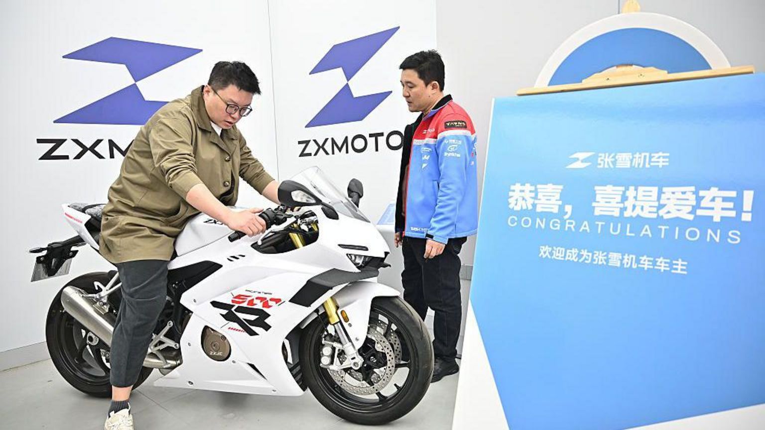 2026 年 4 月 3 日,中国山西省太原市一间张雪摩托(ZXMOTOR)门店内,一名顾客试骑摩托车。中国摩托车制造商张雪摩托(ZXMOTO)日前于葡萄牙举办的世界超级摩托车锦标赛(WSBK)创下历史性双料冠军佳绩后,声势大涨,在网路上引发热议。