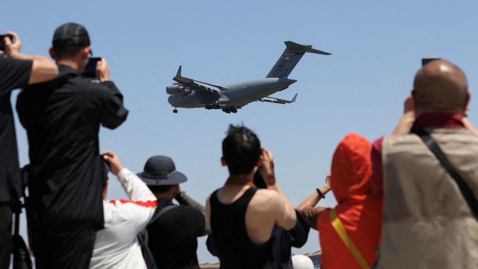 北京首都机场附近中国民众聚集拍摄美军C-17A运输机降落(11/5/2026)