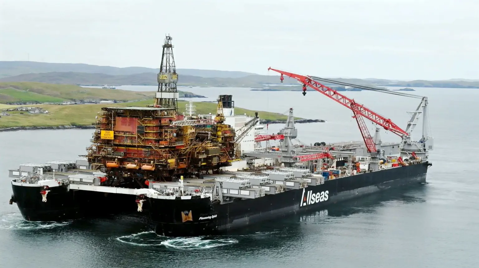 El buque de carga pesada más grande del mundo transporta una plataforma petrolífera a las Islas Shetland.