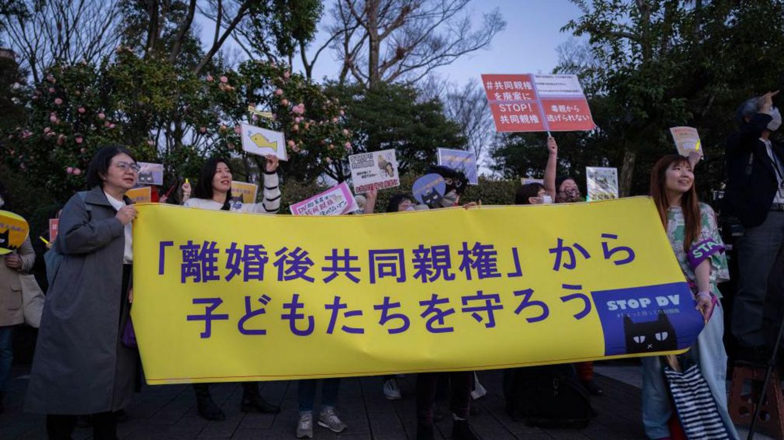 2024年3月29日,一群日本女性在东京国会议事堂外举行集会,抗议日本政府允许离婚后共同监护子女的计划,她们举着一条横幅,上面写着“保护孩子免受离婚后共同监护的影响”。