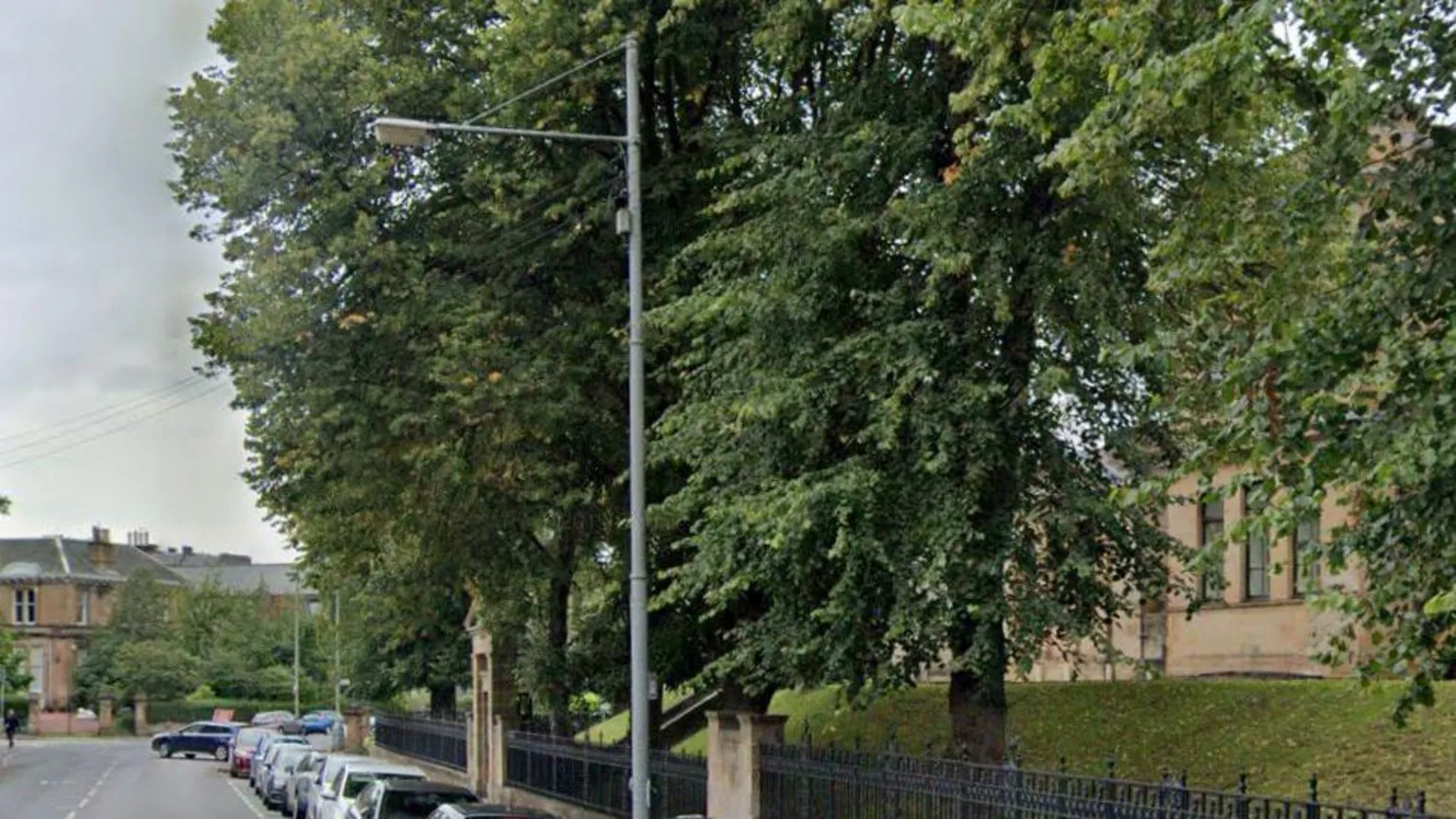 El Ayuntamiento de Glasgow recibe una multa de 86.000 libras tras la caída de una farola sobre un hombre.