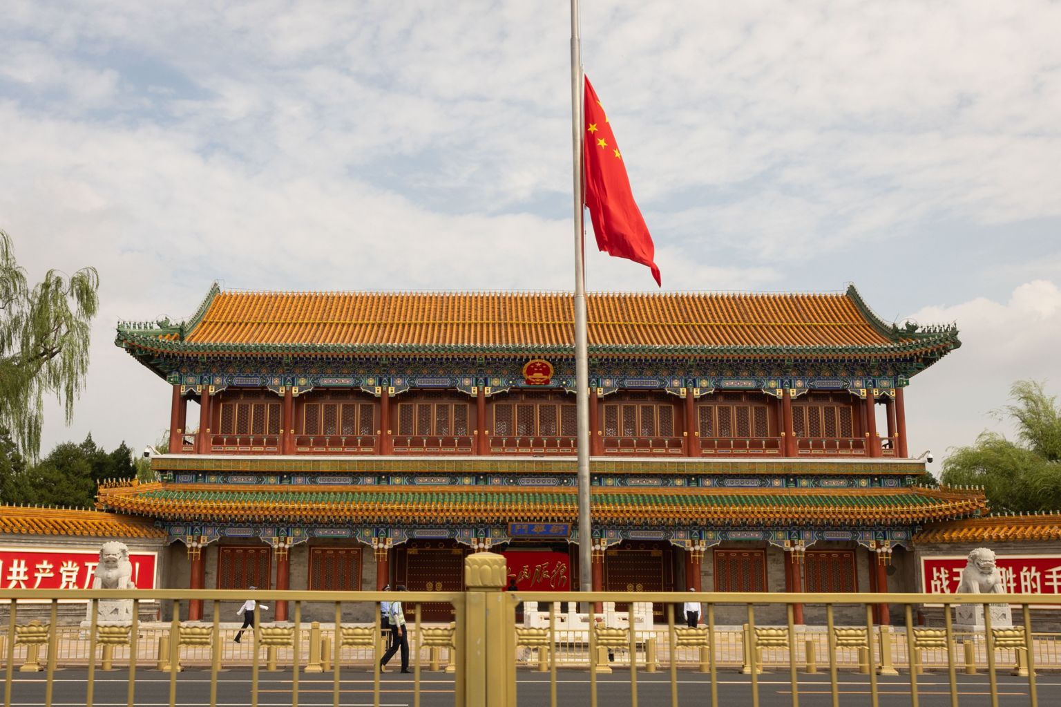 中国北京天安门广场降半旗