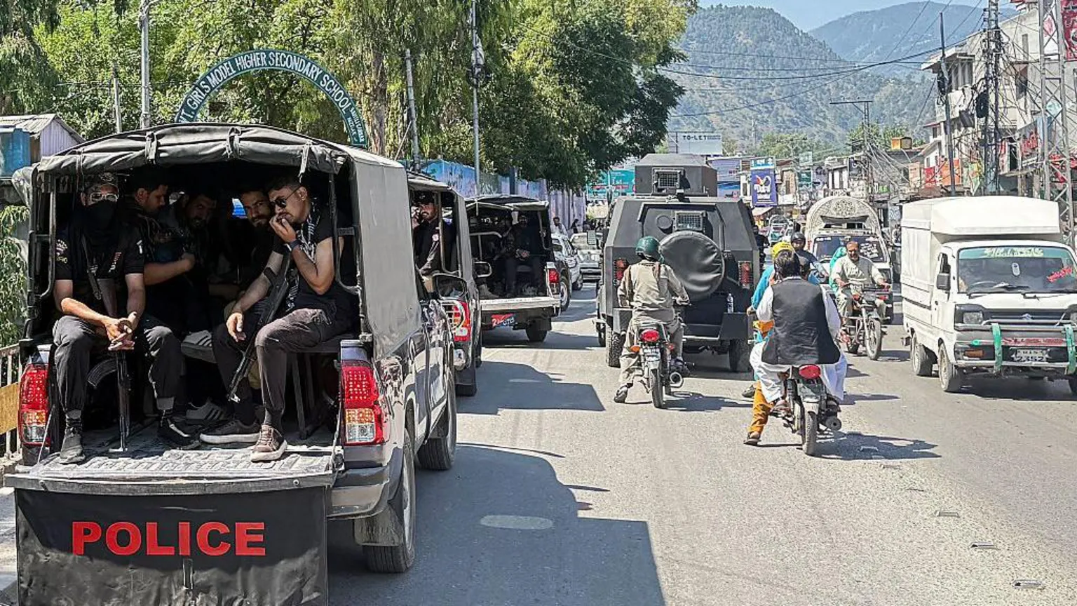 Miles de personas marchan en la Cachemira administrada por Pakistán mientras los enfrentamientos dejan al menos 15 muertos.