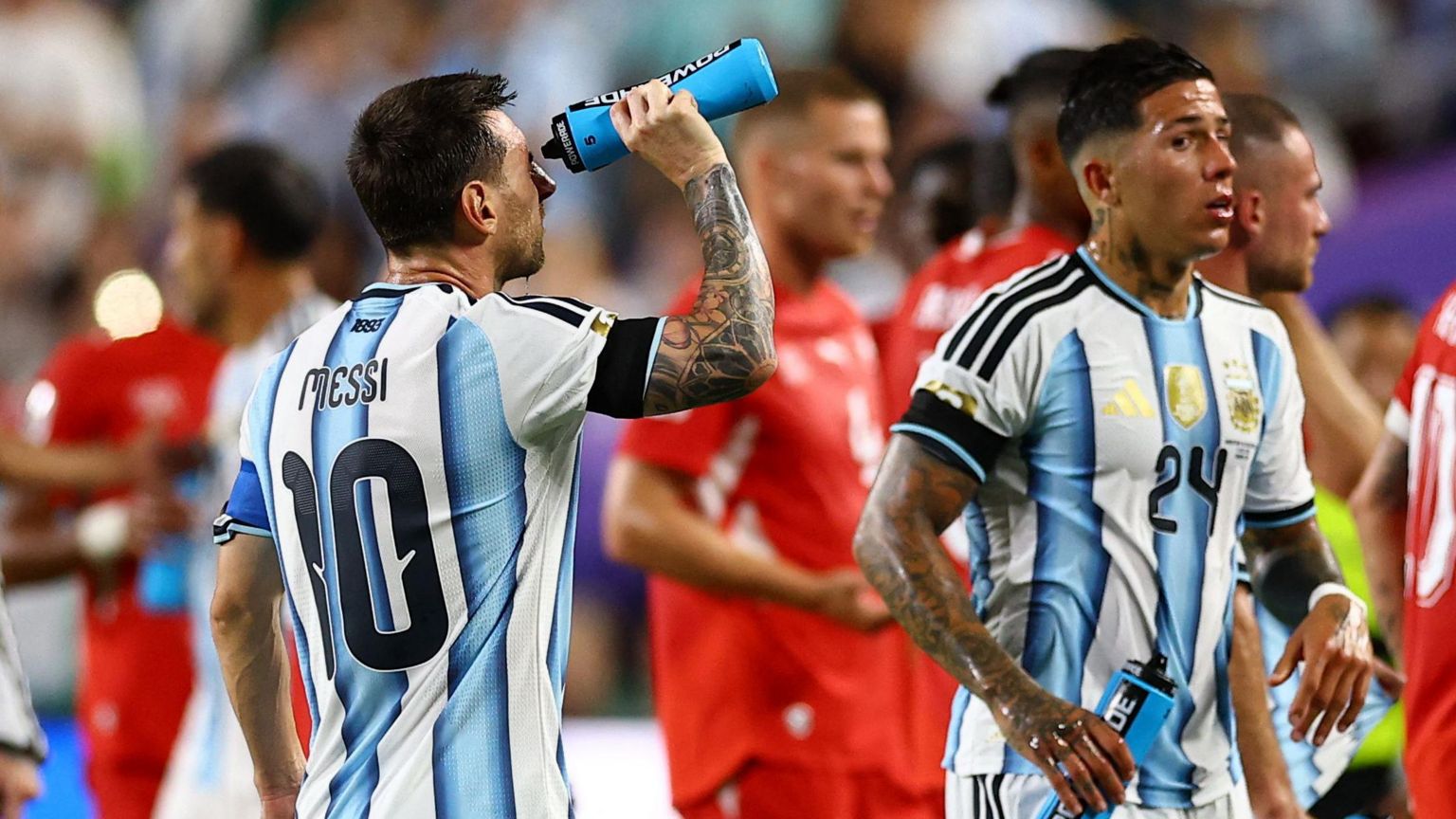 阿根廷队长昂内尔·梅西（Lionel Messi，美斯）背向镜头，在7月12日于美国堪萨斯城球场举行的2026年世界杯八强赛中，于下半场补水暂停期间将水泼向脸部。
该场比赛阿根廷以3比1击败瑞士。队友安素·费南迪斯（Enzo Fernandez）站在他右侧，背景中可见多名瑞士球员。