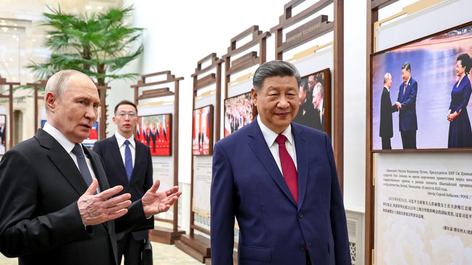 普京(左)与习近平(右)在人民大会堂参观中俄关系图片展(20/5/2026)