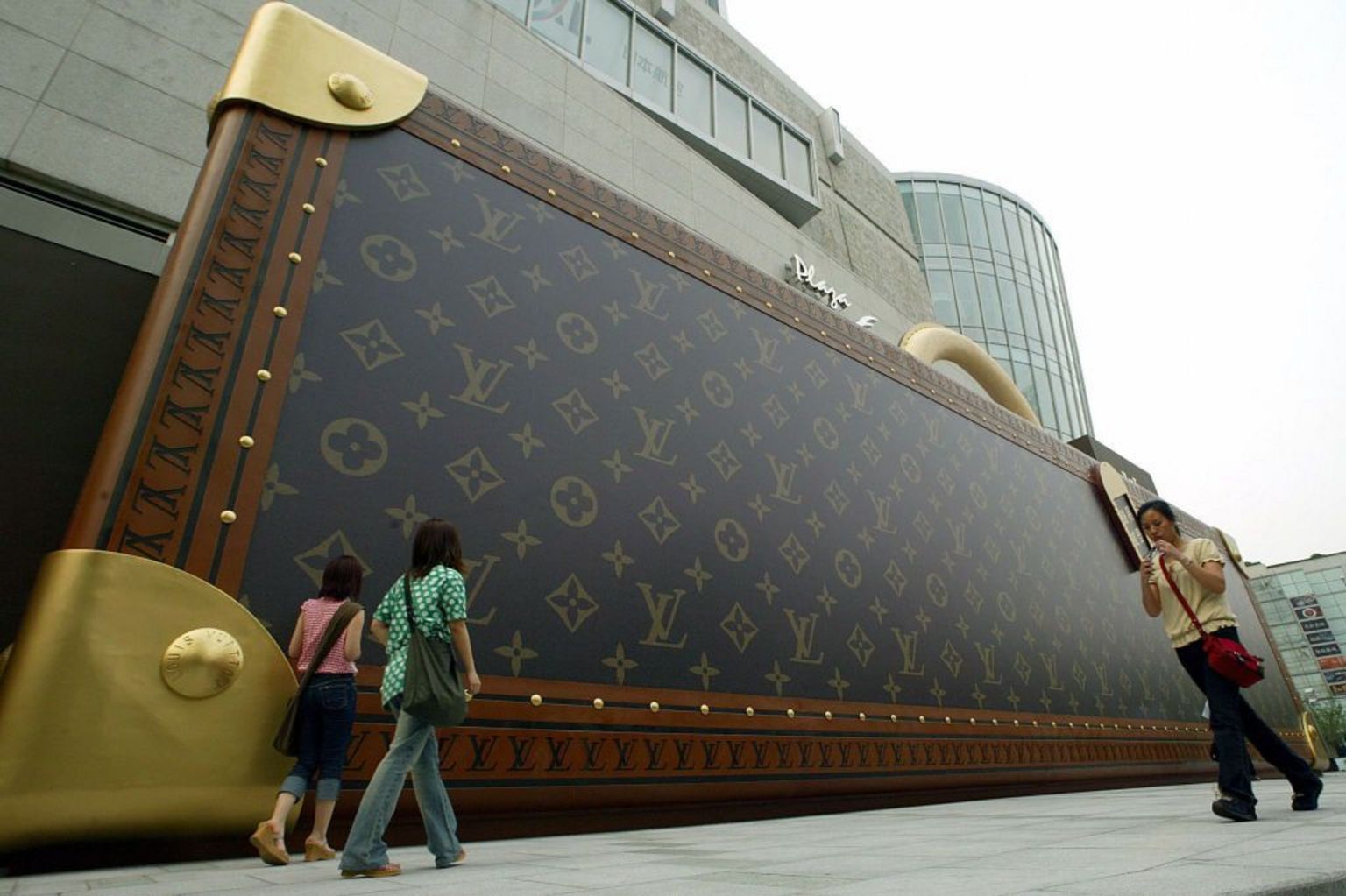 行人走过举行路易威登皮箱