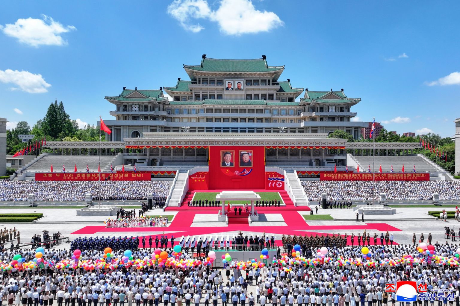 朝鲜方面在金日成广场准备了盛大的欢迎仪式。